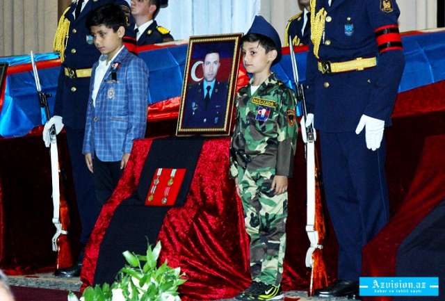 Prezident şəhid pilotların üçünü də təltif edib - FOTO